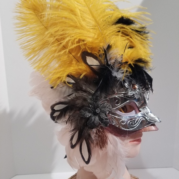 Mardi Gras mask - Picture 2 of 3